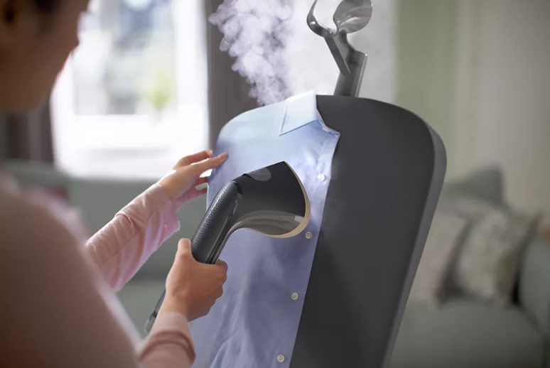 PHILIPS Défroisseur vertical Avec planche StyleBoard inclinable STE3170
