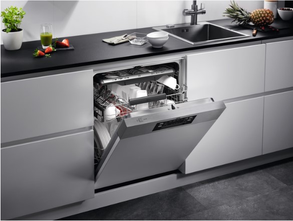 AEG Lave vaisselle 60cm intégrable avec bandeau inox apparent FEE73716PM