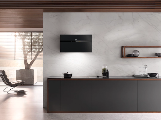 Hotte murale avec façade en verre Blackboard exclusive et commande intuitive SmartControl 
